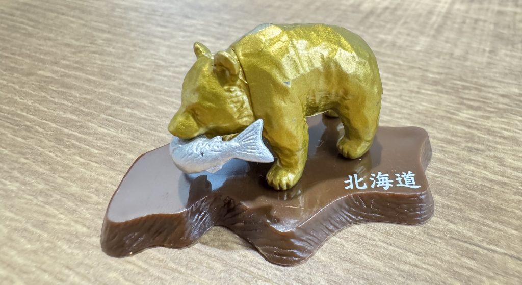 木彫りのヒグマをモチーフにしたカプセルトイ