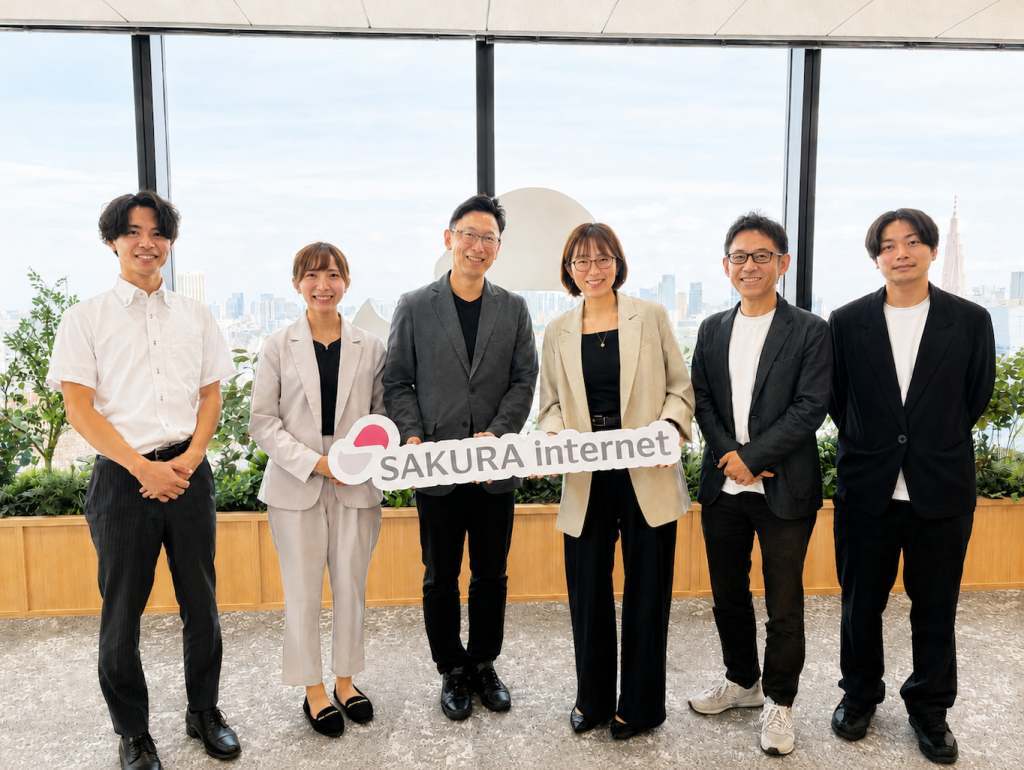 さくらインターネット社上級執行役員 髙橋様、営業本部部長 斎藤様、同部 齊藤様、セールスマーケティング本部 幸地様、ネットアシスト営業メンバーの集合写真